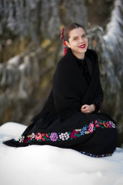 Geleneksel Slovak halk kıyafetleri kışın.