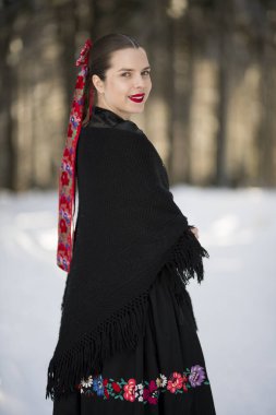Geleneksel Slovak halk kıyafetleri kışın.