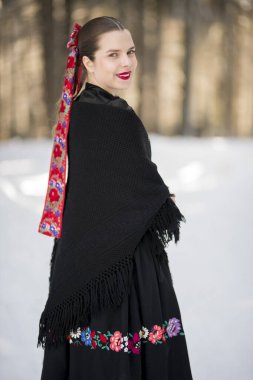 Geleneksel Slovak halk kıyafetleri kışın.