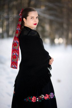 Geleneksel Slovak halk kıyafetleri kışın.