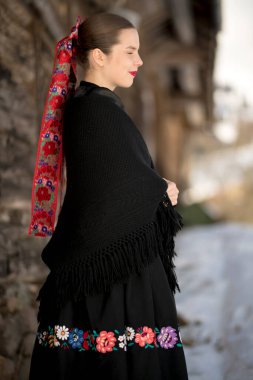 Geleneksel Slovak halk kıyafetleri kışın.