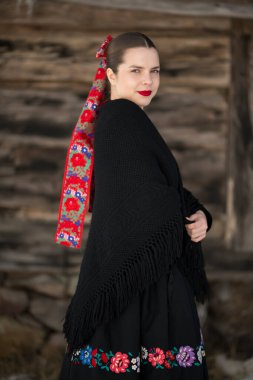 Geleneksel Slovak halk kıyafetleri kışın.