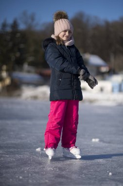 Buz patenci kız buz pateni pistinde eğleniyor.. 