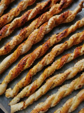 Taze tuzlu ev yapımı ekmek çubukları.