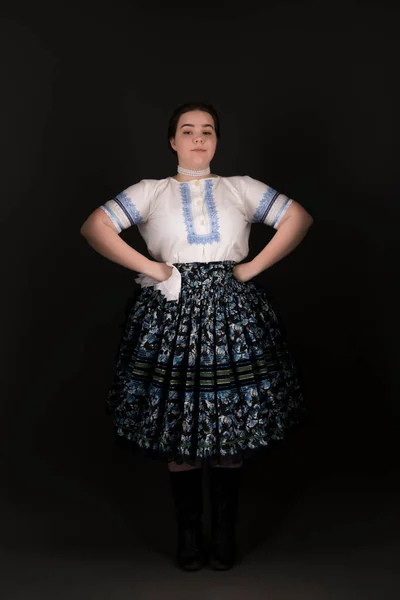 Mooie Vrouw Traditionele Slowaakse Folklore Kostuum — Stockfoto