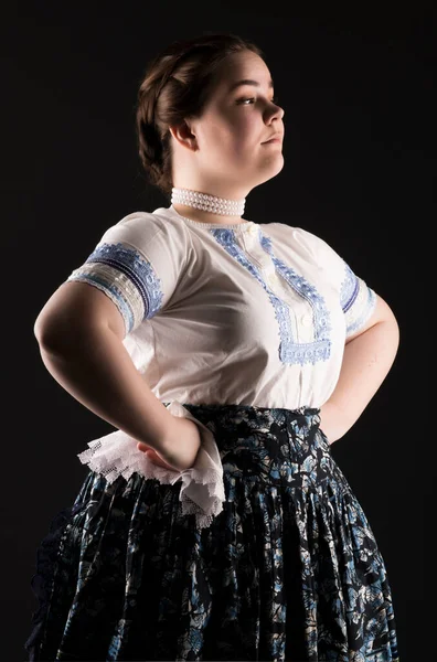 Mooie Vrouw Traditionele Slowaakse Folklore Kostuum — Stockfoto