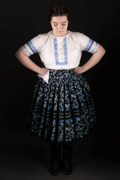 Mooie Vrouw Traditionele Slowaakse Folklore Kostuum — Stockfoto