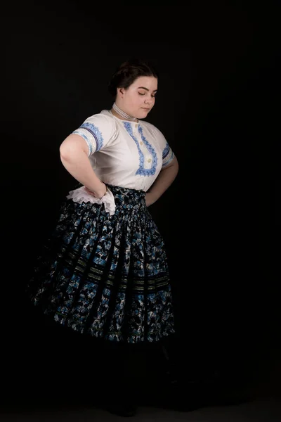 Mooie Vrouw Traditionele Slowaakse Folklore Kostuum — Stockfoto