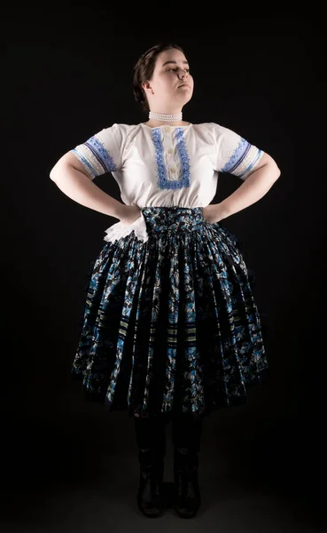 Mooie Vrouw Traditionele Slowaakse Folklore Kostuum — Stockfoto