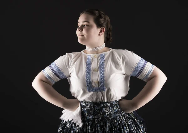 Mooie Vrouw Traditionele Slowaakse Folklore Kostuum — Stockfoto