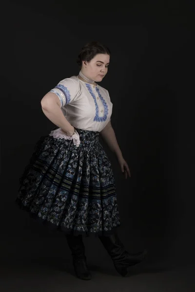 Schöne Frau Traditioneller Slowakischer Tracht — Stockfoto