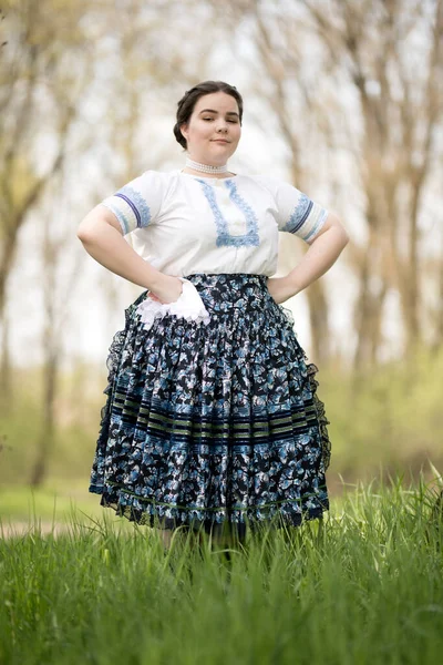 Mooie Vrouw Traditionele Slowaakse Folklore Kostuum — Stockfoto