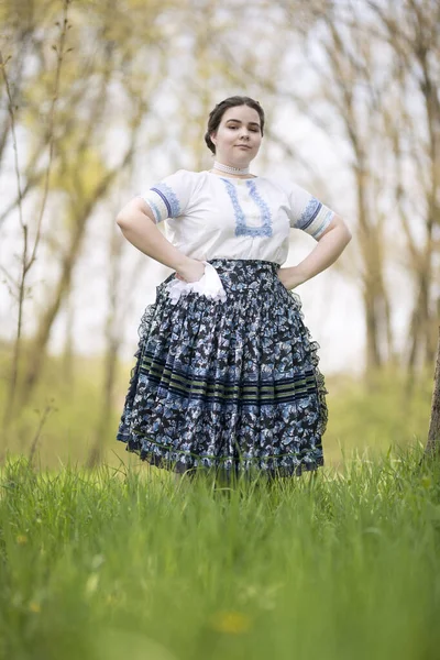 Mooie Vrouw Traditionele Slowaakse Folklore Kostuum — Stockfoto