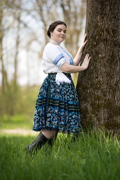 Hermosa Mujer Tradicional Eslovaco Folklore Traje — Foto de Stock