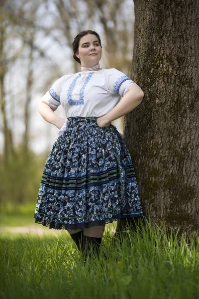 Mooie Vrouw Traditionele Slowaakse Folklore Kostuum — Stockfoto