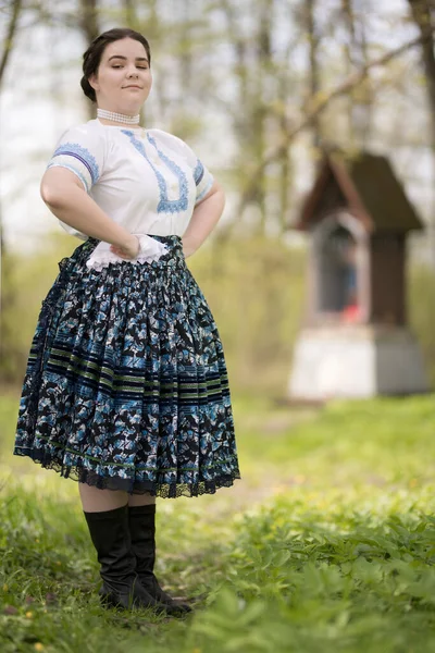 Mooie Vrouw Traditionele Slowaakse Folklore Kostuum — Stockfoto