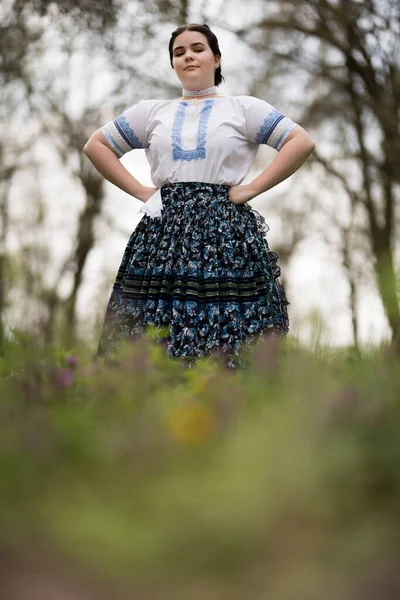 Mooie Vrouw Traditionele Slowaakse Folklore Kostuum — Stockfoto