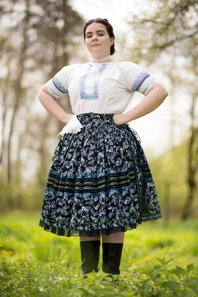 Mooie Vrouw Traditionele Slowaakse Folklore Kostuum — Stockfoto