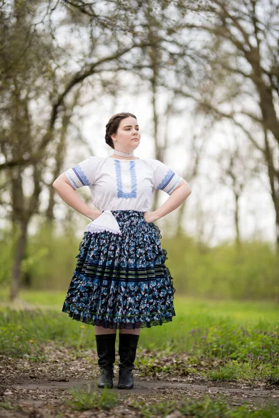 Mooie Vrouw Traditionele Slowaakse Folklore Kostuum — Stockfoto