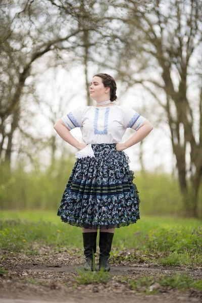 Mooie Vrouw Traditionele Slowaakse Folklore Kostuum — Stockfoto