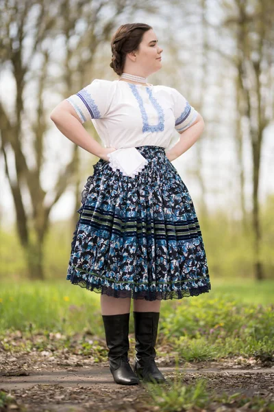 Mooie Vrouw Traditionele Slowaakse Folklore Kostuum — Stockfoto