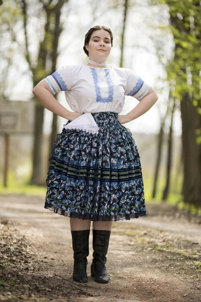 伝統的なスロバキア民俗衣装の美しい女性 — ストック写真