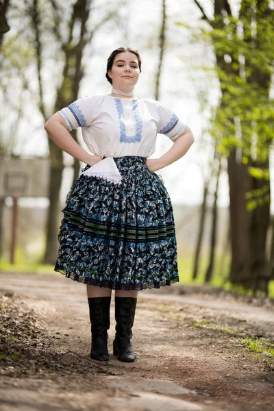 Hermosa Mujer Tradicional Eslovaco Folklore Traje —  Fotos de Stock