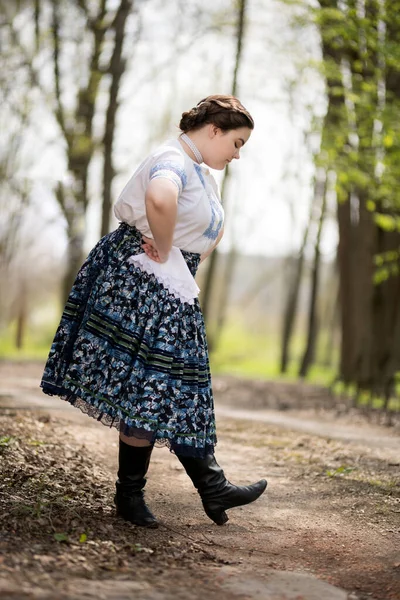 Hermosa Mujer Tradicional Eslovaco Folklore Traje —  Fotos de Stock