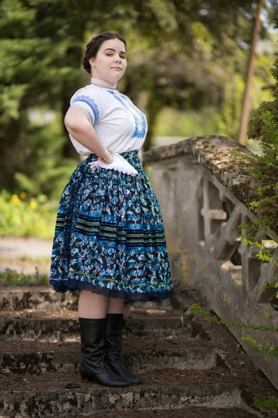 Mooie Vrouw Traditionele Slowaakse Folklore Kostuum — Stockfoto