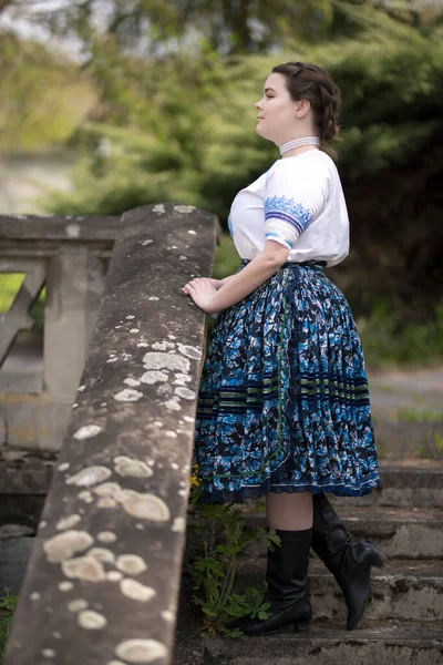 Krásná Žena Tradičním Slovenském Folklóru Kostým — Stock fotografie