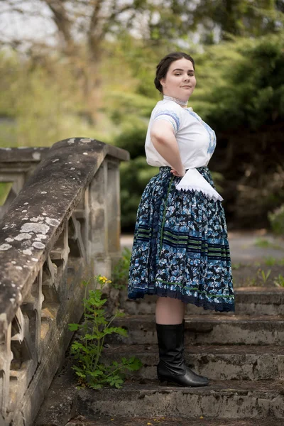 Mooie Vrouw Traditionele Slowaakse Folklore Kostuum — Stockfoto