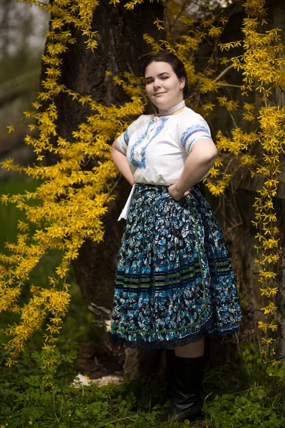 Mooie Vrouw Traditionele Slowaakse Folklore Kostuum — Stockfoto