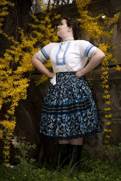 Mooie Vrouw Traditionele Slowaakse Folklore Kostuum — Stockfoto