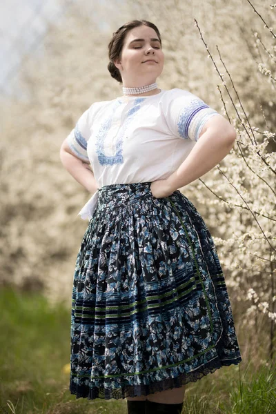 Mooie Vrouw Traditionele Slowaakse Folklore Kostuum — Stockfoto