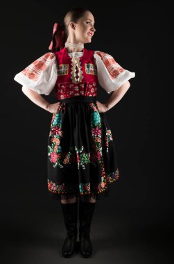 Geleneksel Slovak Folklor Kostümlü Güzel Kadın Stüdyoda Poz Veriyor 