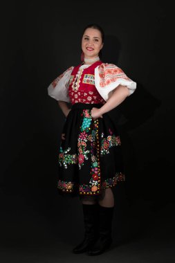 Geleneksel Slovak Folklor Kostümlü Güzel Kadın Stüdyoda Poz Veriyor 