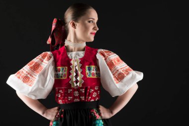 Geleneksel Slovak Folklor Kostümlü Güzel Kadın Stüdyoda Poz Veriyor 