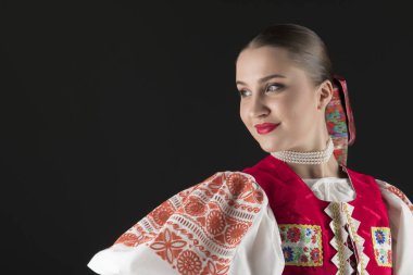 Geleneksel Slovak Folklor Kostümlü Güzel Kadın Stüdyoda Poz Veriyor 