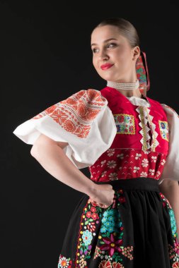 Geleneksel Slovak Folklor Kostümlü Güzel Kadın Stüdyoda Poz Veriyor 