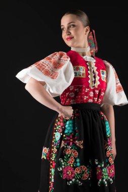 Geleneksel Slovak Folklor Kostümlü Güzel Kadın Stüdyoda Poz Veriyor 