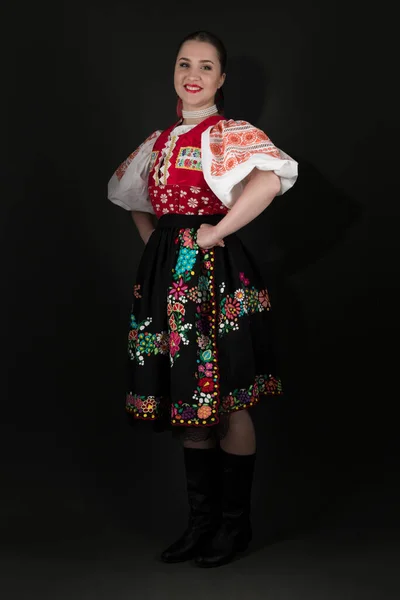 Mulher Bonita Traje Tradicional Folclórico Eslovaco Posando Estúdio — Fotografia de Stock