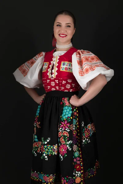 Gyönyörű Hagyományos Szlovák Folklór Jelmez Pózol Stúdióban — Stock Fotó