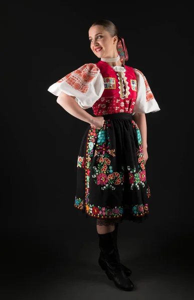 Vacker Kvinna Traditionell Slovakisk Folklore Kostym Posing Studio — Stockfoto