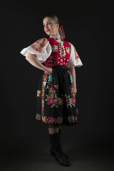 Vacker Kvinna Traditionell Slovakisk Folklore Kostym Posing Studio — Stockfoto