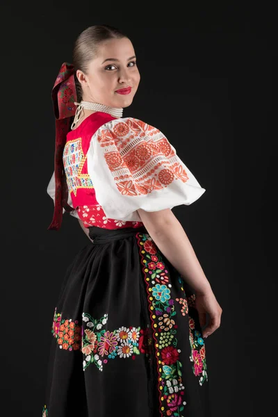 Mulher Bonita Traje Tradicional Folclórico Eslovaco Posando Estúdio — Fotografia de Stock