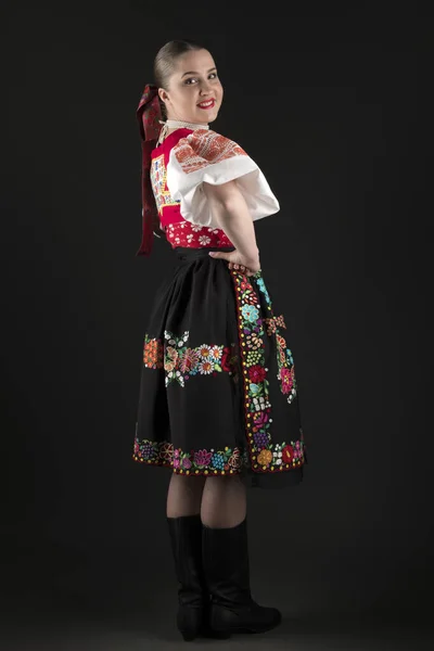 Όμορφη Γυναίκα Στην Παραδοσιακή Σλοβακική Λαϊκή Φορεσιά Ποζάροντας Στο Στούντιο — Φωτογραφία Αρχείου