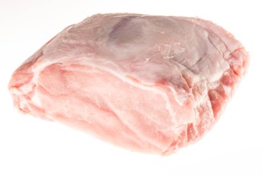 Domuz filetosu, çiğ et, yakın plan, beyaz arka planda izole edilmiş.