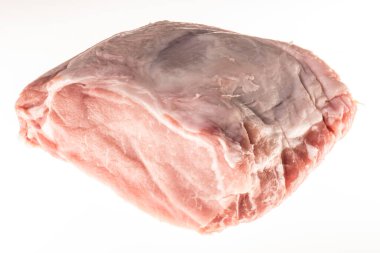 Domuz filetosu, çiğ et, yakın plan, beyaz arka planda izole edilmiş.