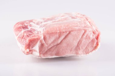 Domuz filetosu, çiğ et, yakın plan, izole edilmiş.