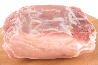 Domuz filetosu, tahta kesme tahtasındaki çiğ et.